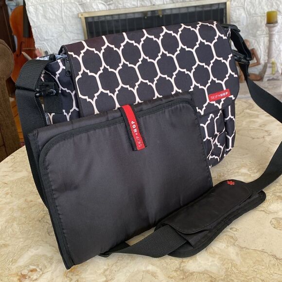 NEW Skip Hop Dash Messenger Diaper Bag, Onyx Tile - Picture 10 of 13